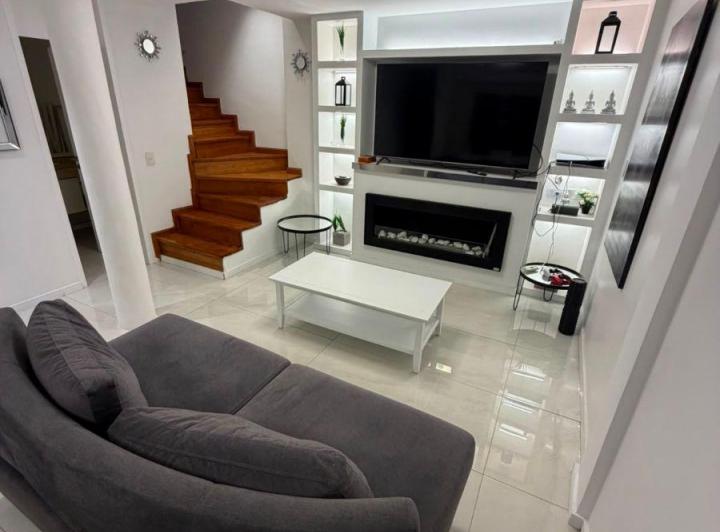 Casa · 260m² · 5 Ambientes · 1 Cochera