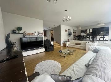 Casa · 800m² · 7 Ambientes · 6 Cocheras · Casa 800 m² | Pileta | Quincho | 4 Cocheras | Banfield Oeste