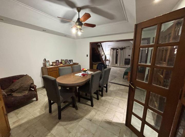Casa · 176m² · 8 Ambientes · 1 Cochera