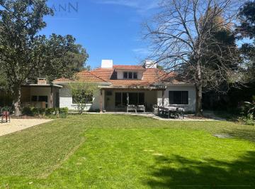 Casa · 300m² · 10 Ambientes · 2 Cocheras · Alquiler Temporario Casa 4 Dorm. en Barrio Santa Rita