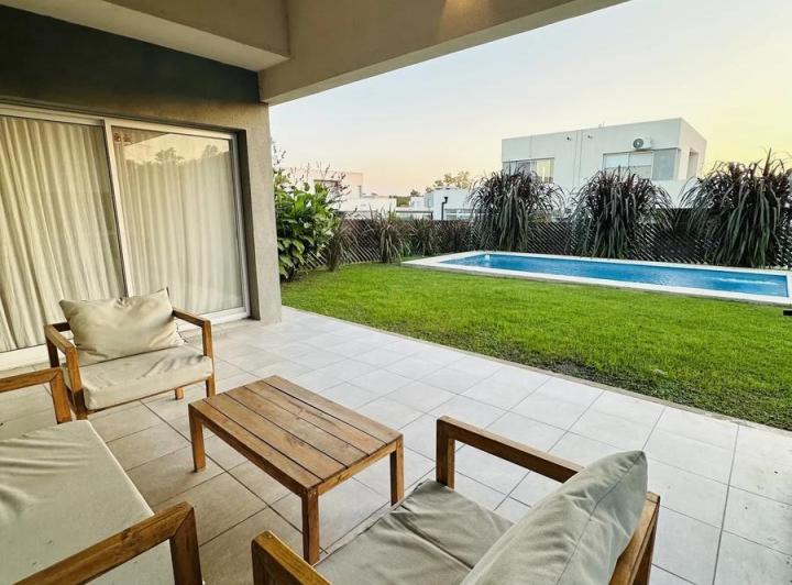 Casa · 100m² · 4 Ambientes · 2 Cocheras