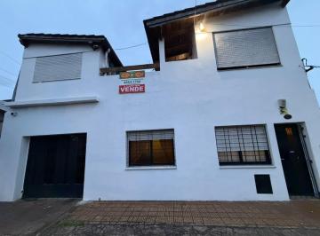 Casa de 5 ambientes, Hurlingham · Casa PH 5 Amb. Apto Crédito C/terraza – W. Morris Centro en Venta