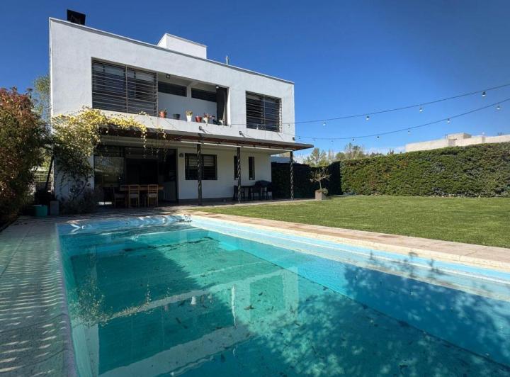 Casa · 260m² · 6 Ambientes · 2 Cocheras