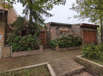 Casa · 130m² · 4 Ambientes · 1 Cochera · Casa en Venta Apta Banco en Barrio Jardin, Villa Elvira