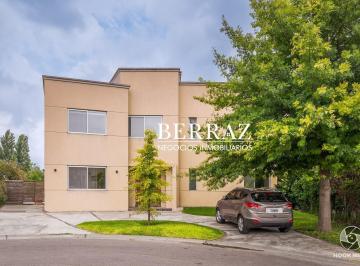 Casa · 250m² · 5 Ambientes · 1 Cochera · Casa Alquiler 4 Dorm. 867 m² Santa Guadalupe, Pilar del Este, Zona Norte