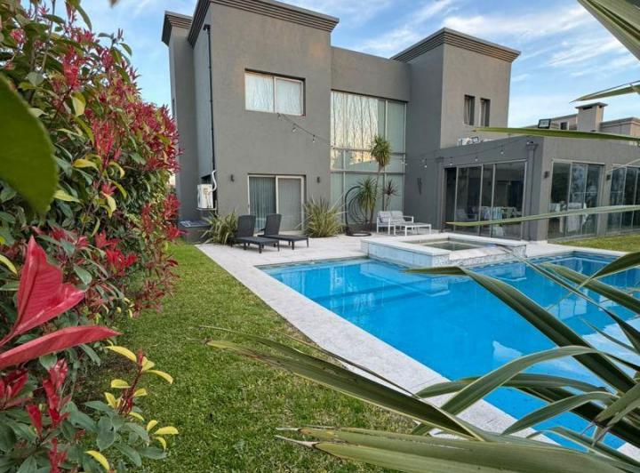 Casa · 250m² · 4 Ambientes · 2 Cocheras