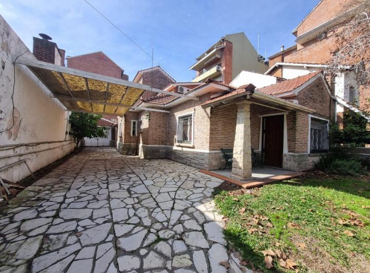 Casa · 234m² · 8 Ambientes · 2 Cocheras