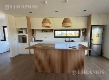 Casa · 653m² · 5 Ambientes · 4 Cocheras