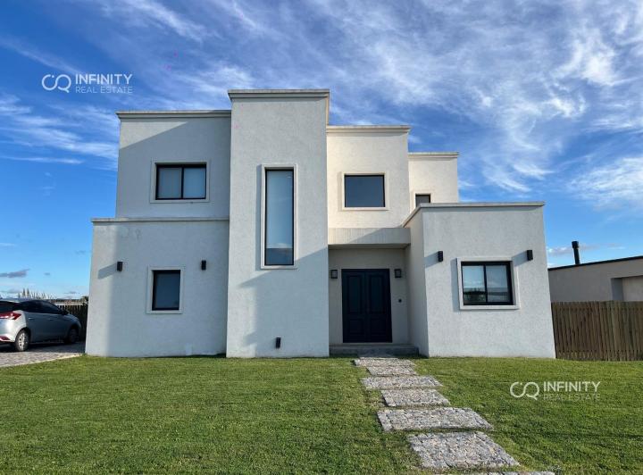 Casa · 220m² · 5 Ambientes · 3 Cocheras