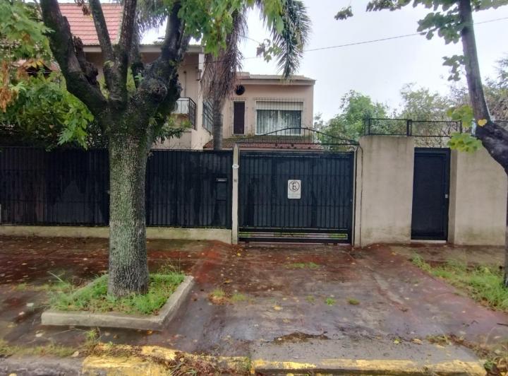 Casa · 250m² · 5 Ambientes · 3 Cocheras