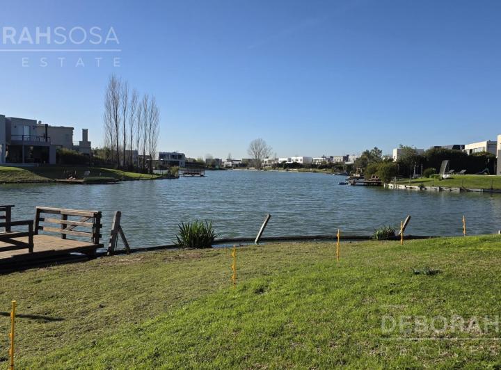 Casa · 190m² · 5 Ambientes · 4 Cocheras