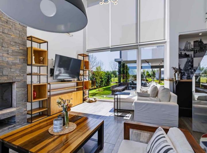 Casa · 348m² · 7 Ambientes · 2 Cocheras