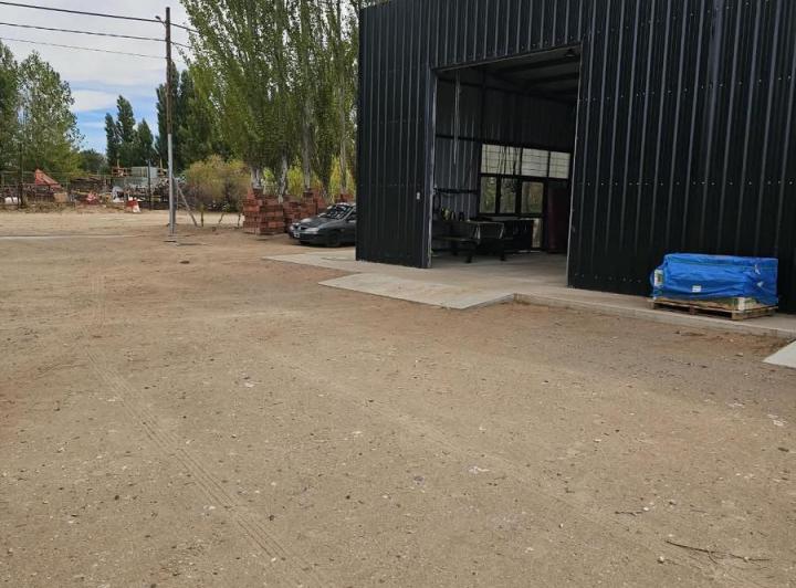 Bodega-Galpón · 400m² · 12 Ambientes · 10 Cocheras