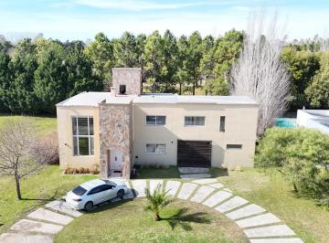 Casa · 147m² · 4 Ambientes · 2 Cocheras · Casa en Venta Barrio El Cardal 1