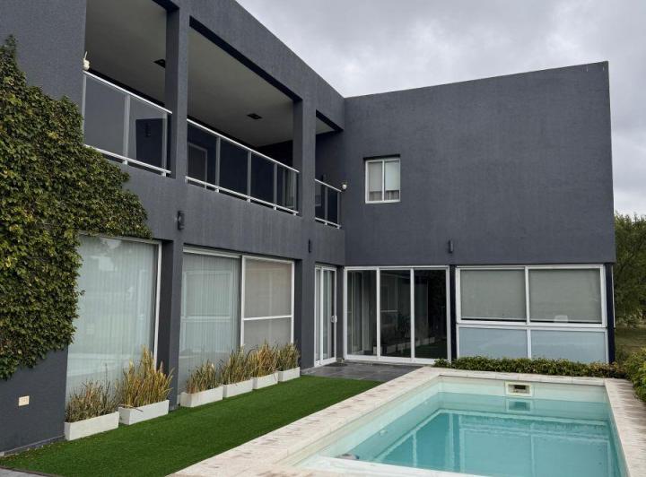 Casa · 150m² · 6 Ambientes · 2 Cocheras