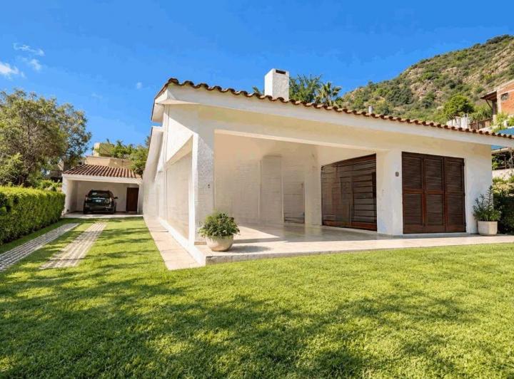 Casa · 250m² · 7 Ambientes · 2 Cocheras