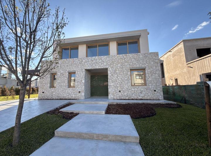Casa · 300m² · 7 Ambientes · 2 Cocheras