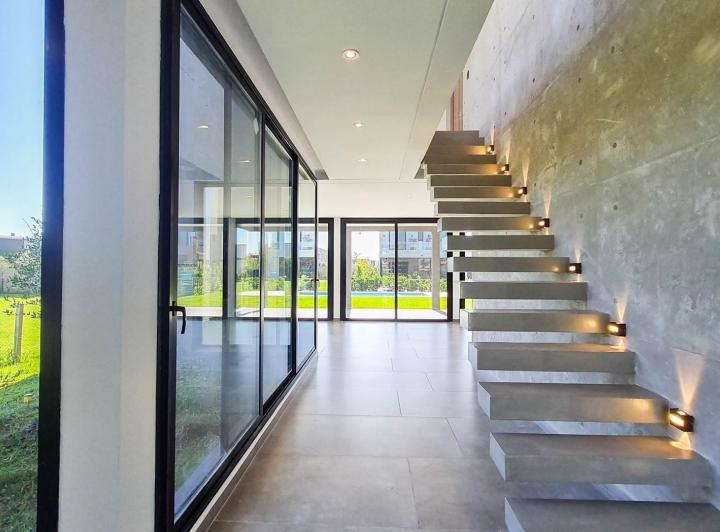 Casa · 252m² · 5 Ambientes · 2 Cocheras