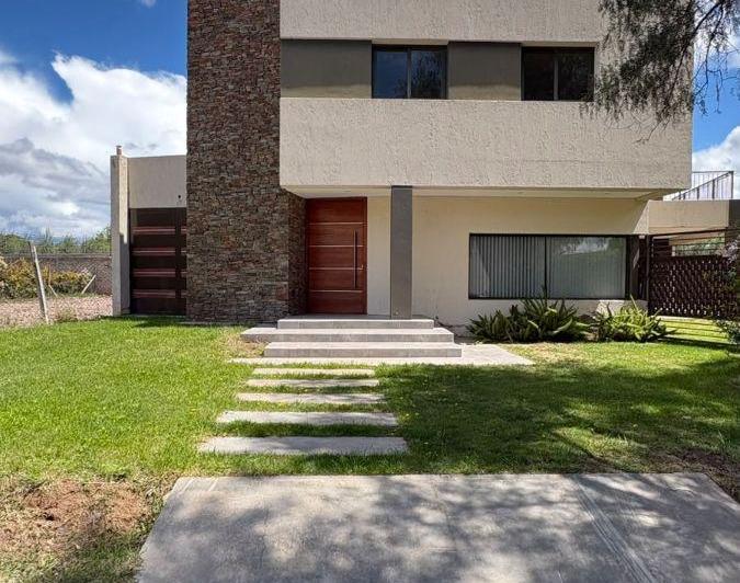 Casa · 285m² · 5 Ambientes · 2 Cocheras