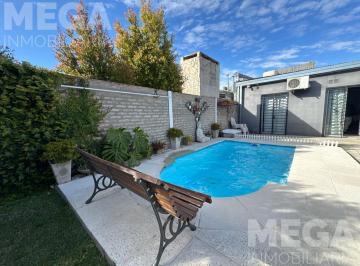 Casa · 70m² · 4 Ambientes · 2 Cocheras · Casa de 2 Dorm. en Venta con Pileta y Quincho. Zona Acceso Norte.