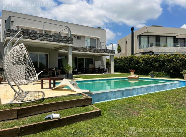 Casa · 236m² · 5 Ambientes · 26 Cocheras