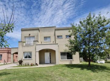 Casa · 170m² · 5 Ambientes · 2 Cocheras · Casa en Alquiler en Santa Rita