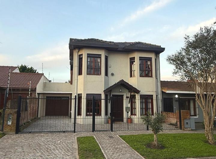 Casa · 181m² · 5 Ambientes · 2 Cocheras