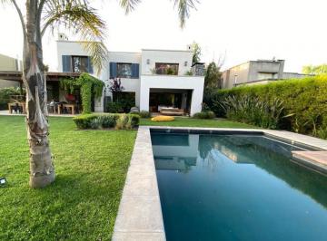 Casa · 300m² · 6 Ambientes · Casa Para Navidad y Año Nuevo Más Enero con 4 Dorm.