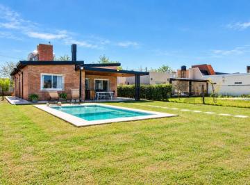 Casa · 116m² · 3 Ambientes · 2 Cocheras · Venta | Casa de 2 Dorm. con Jardín, Pileta y Cochera | Funes City