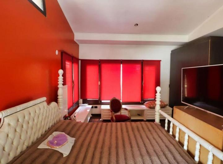 Casa · 342m² · 5 Ambientes · 4 Cocheras