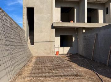 PH · 111m² · 5 Ambientes · 1 Cochera · PH en Plottier