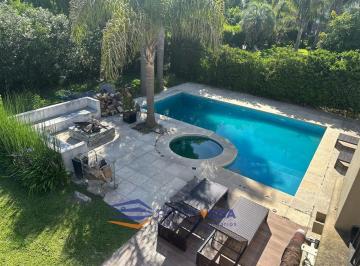 Casa · 350m² · 4 Ambientes · 2 Cocheras · Casa en Alquiler Temporal en Campos de Alvarez