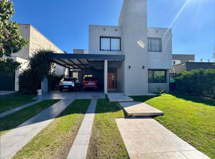 Casa · 300m² · 6 Ambientes · 2 Cocheras