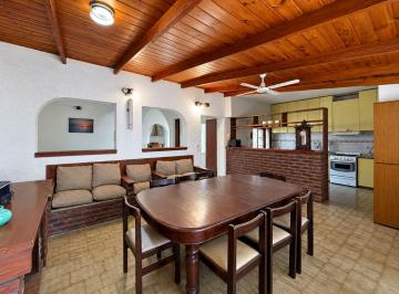 Casa · 280m² · 4 Ambientes · Casa en Venta con Jardin y Cochera La Plata