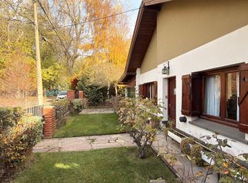 Casa · 84m² · 3 Ambientes · 1 Cochera · Casa con Amplio Parque con Quincho (Apto Ph - 3 Uf)