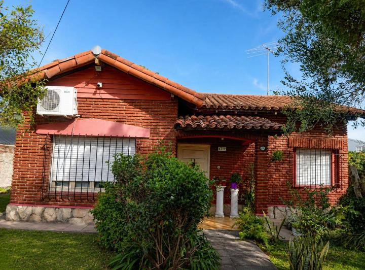 Casa · 140m² · 4 Ambientes · 3 Cocheras