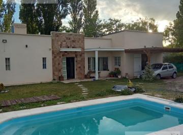 Casa · 141m² · 4 Ambientes · 4 Cocheras · Casa en Las Paredes