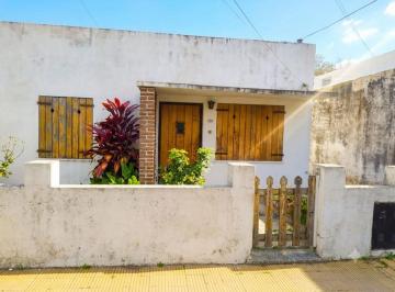 Casa · 90m² · 3 Ambientes · 1 Cochera · Casa Lote Propio a Reciclar