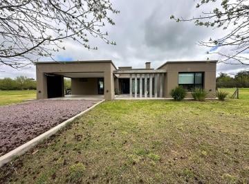 Casa · 163m² · 4 Ambientes · 2 Cocheras · Casa de Estilo Campo en Barrio Los Silos, Estancia Villa María. Canning, Ezeiza, Cañuelas.