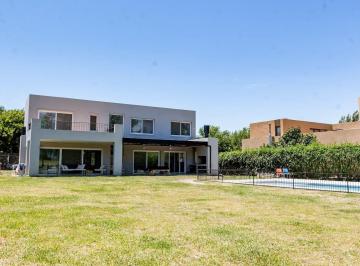 Casa de 5 ambientes, Villa Allende · Casa con Pileta en Barrio Cerrado en Villa Allende – 6 Personas – By Lofty