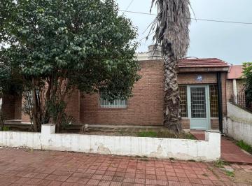 Casa · 200m² · 7 Ambientes · 1 Cochera · Alquiler - Casa de 5 Dorm. en Falucho 134
