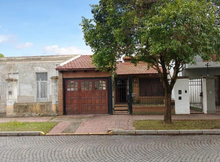 Casa · 130m² · 7 Ambientes · 2 Cocheras