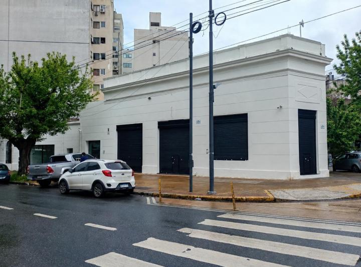 Local comercial · 235m²