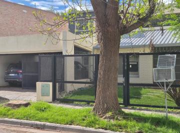 Casa · 200m² · 3 Ambientes · 2 Cocheras · Venta Casa Dos Dorm., Barrio Manzanar, Cipolletti