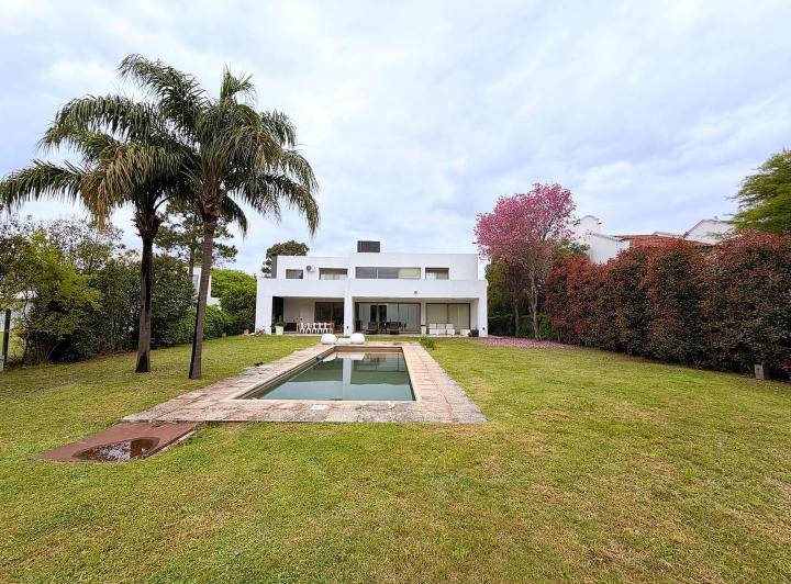 Casa · 460m² · 8 Ambientes · 2 Cocheras
