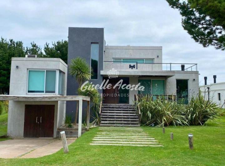 Casa · 270m² · 5 Ambientes · 1 Cochera