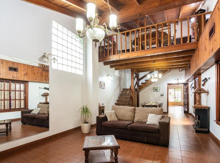 Casa · 270m² · 6 Ambientes · 2 Cocheras