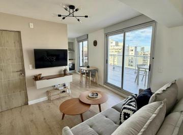 Departamento · 45m² · 2 Ambientes · 1 Cochera · Alquiler de Penthouse de 1 Dormitorio con Balcón y Parrillero en Cordón, Montevideo