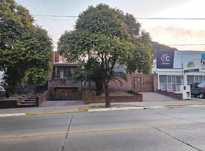 Casa · 384m² · 10 Ambientes · 4 Cocheras