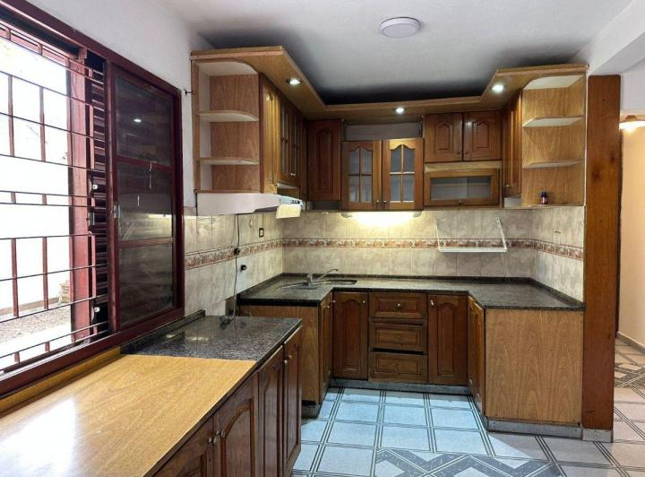 Casa · 200m² · 10 Ambientes · 1 Cochera